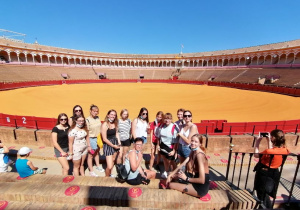Uczennice wraz z opiekunami w Plaza de Toros de la Real Maestranza de Caballería de Sevilla